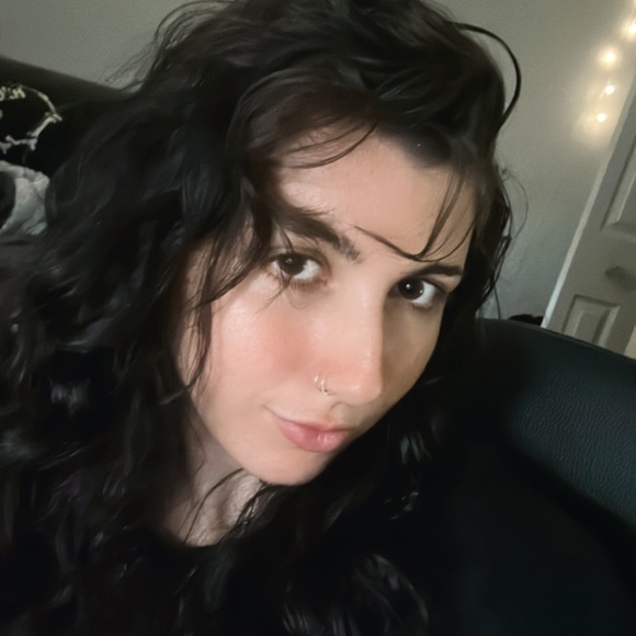 Meet your Posher, Gabby - Picture 3 of 8